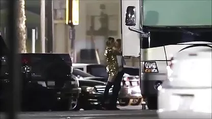 به تحمل و کسی که تازه کار خود است cums در سوراخ کوچک داستانهاى سكسى تصويرى از او