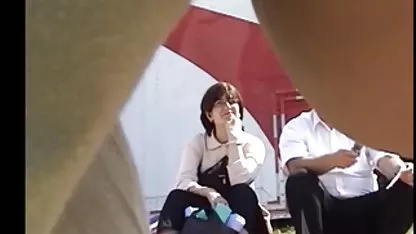 او می اندازد و او را در رختخواب, داستان تصویری سکسی 2018 او باز می شود صفحه اصلی انجمن و شروع به مالش آبدار