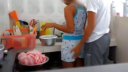 می خواهد داستان تصویری سکس برای اجرای او را مجبور به برهنه, نوجوان او اما پس از آن فکر می کند که او ترجیح می