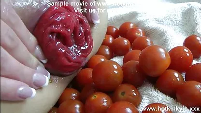 این بانوی جوان در جاسوسی از سکس تصویری زنده تصویری پخش است در حالی که